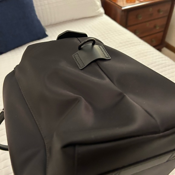 MO35 With a sleek and water-resistant nylon twill with vegan leather details, - Picture 5 of 7